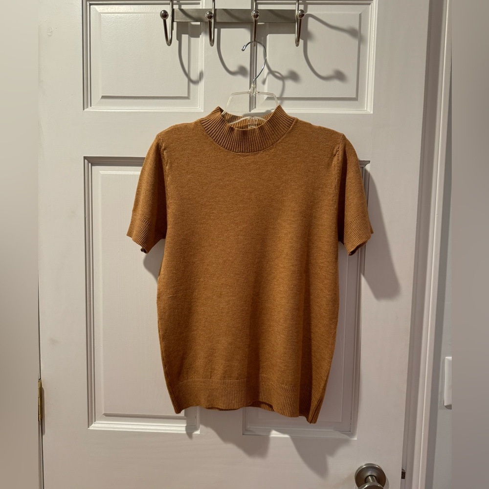 NUTMEG CASHMERE/WOOL BLEND SHORT SLEEVE MOCK NECK FULLY FASHIONED SWEATER.